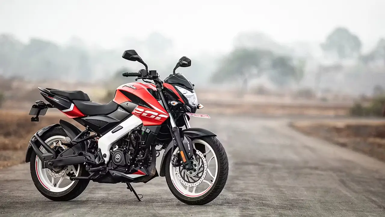 KTM Duke 200 vs Bajaj Pulsar NS200 – Full Comparison of Performance, Features, Mileage, and Price (2025) | BikeCarHub